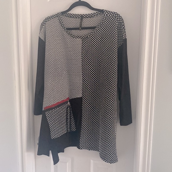 Black and White Patterned Tunic-Size L - Picture 2 of 12